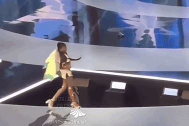 Thí sinh Hoa hậu Mỹ 2024 ngã văng khỏi sân khấu khi đang trình diễn