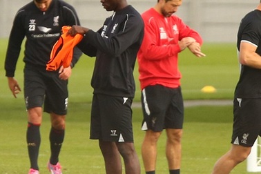 Balotelli lóng ngóng đánh vật với áo tập ở Liverpool