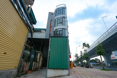 Nhà chỉ vừa một người đi trên những mảnh đất vàng tiền tỷ giữa Thủ đô