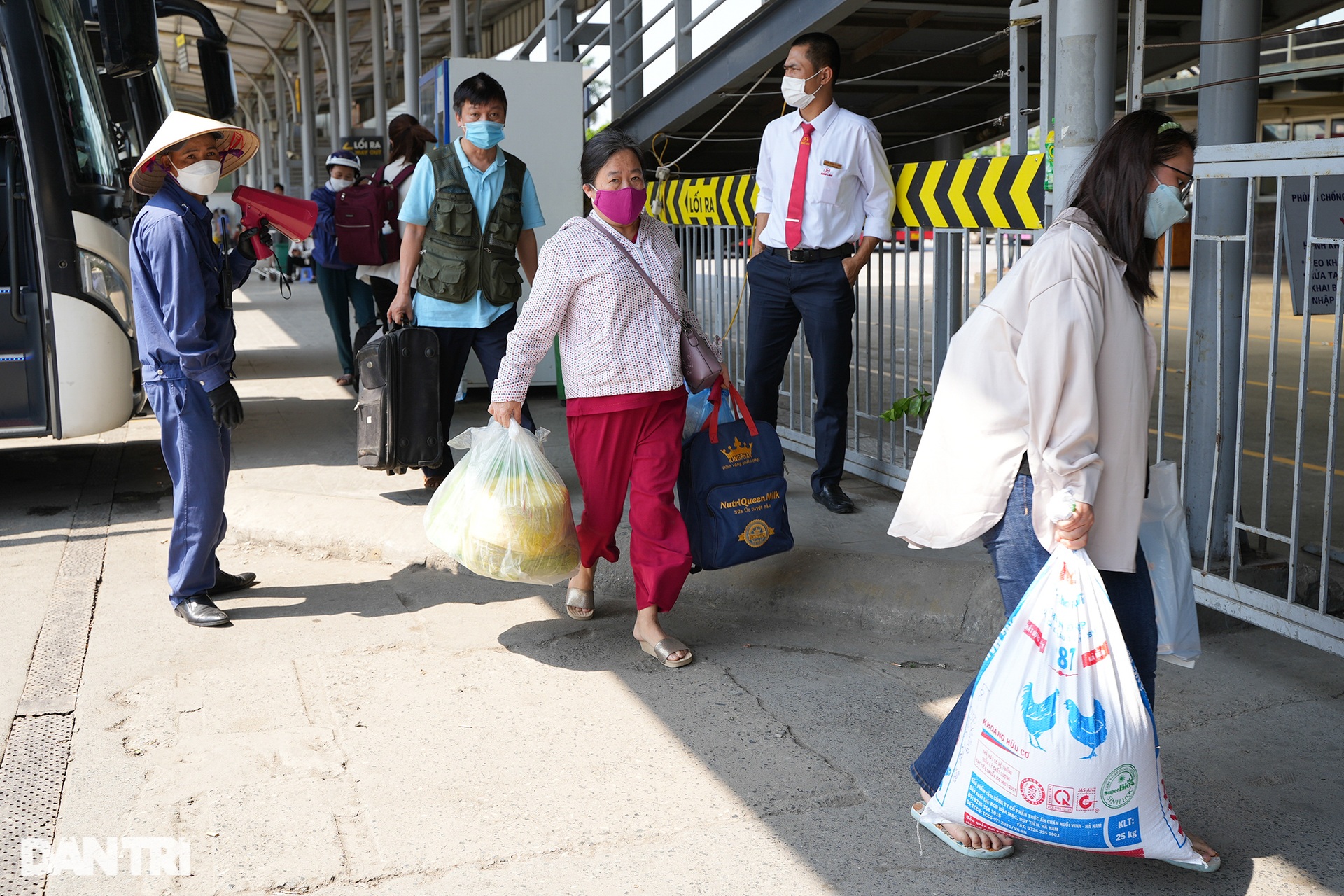 Người dân trở lại Hà Nội sau nghỉ lễ, các tuyến đường cửa ngõ ùn tắc cục bộ - 8 Người dân trở lại Hà Nội sau nghỉ lễ, các tuyến đường cửa ngõ ùn tắc cục bộ - 8