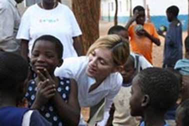 Madonna nhận con nuôi người Châu Phi