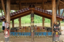 Độc đáo tượng nhà mồ của đồng bào Cơtu