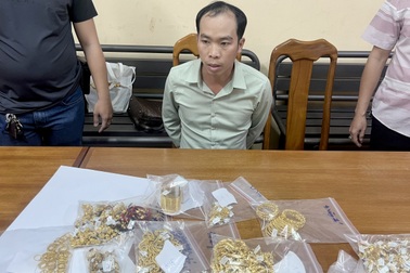 Bắt nghi phạm trộm hơn 100 lượng vàng của tiệm vàng ở TPHCM