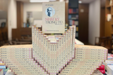 Ra mắt bản dịch "Nhật ký trong tù" nhiều bài thơ lục bát nhất của Quách Tấn