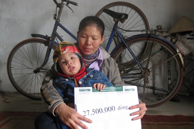 Hơn 27 triệu đồng đến với gia đình có 3 con bị bệnh