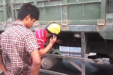 Xe biển đỏ nằm đường bị “đạo chích” "viếng"