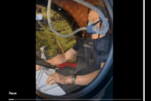 CEO gây tranh cãi vì vừa làm việc, vừa đeo mặt nạ thở oxy