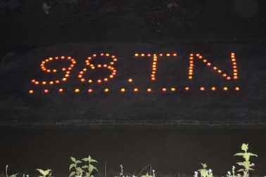 Hàng nghìn ngọn nến thắp sáng cống Hiệp Hòa trong đêm tri ân 98 thanh niên