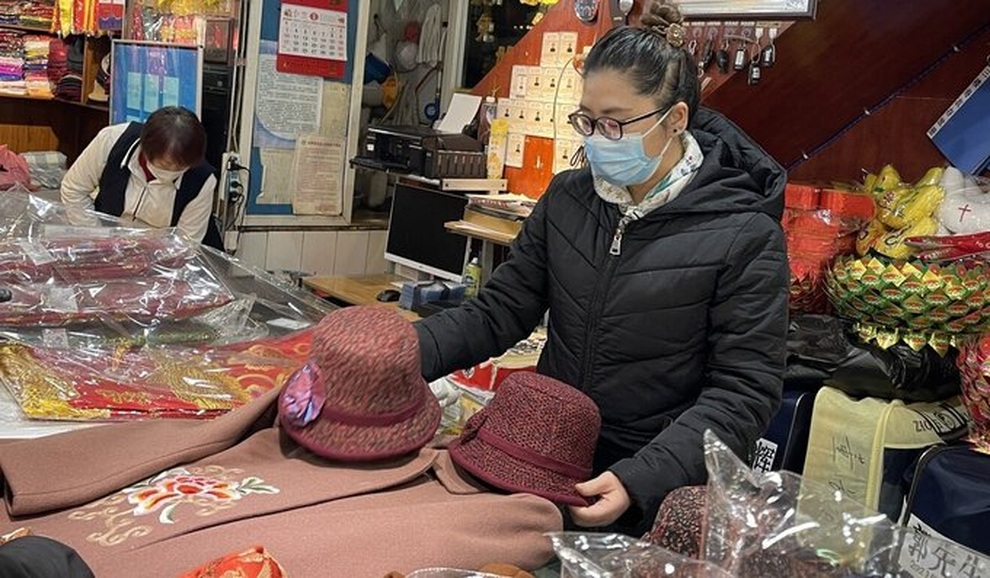 Cô gái làm công việc thử quần áo cho người chết - 3 Cô gái làm công việc thử quần áo cho người chết - 3