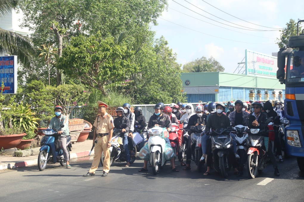 Ngày đầu nghỉ lễ, người dân đội nắng nối đuôi qua cầu Rạch Miễu - 3 Ngày đầu nghỉ lễ, người dân đội nắng nối đuôi qua cầu Rạch Miễu - 3