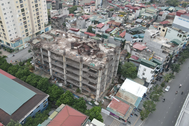 Cao ốc trơ khung hoen gỉ trên "đất vàng" nhà máy cũ