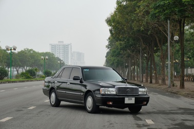 Cận cảnh Toyota Crown 1998: Được trả giá 1,6 tỷ đồng nhưng chủ xe chưa bán