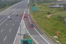 Hai xế hộp nối đuôi nhau đi ngược chiều trên cao tốc Hà Nội - Hải Phòng