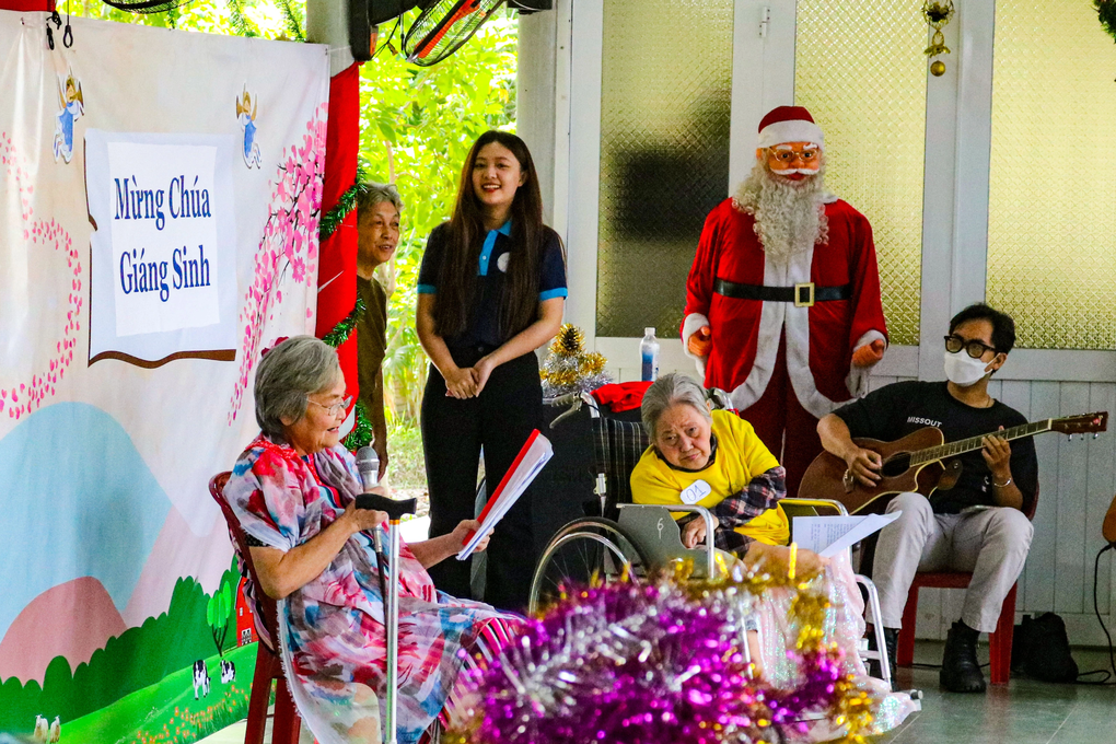 Noel ngập tràn tiếng cười của những người cô đơn - 2 Noel ngập tràn tiếng cười của những người cô đơn - 2