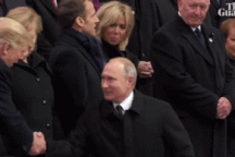 Kiểu chào riêng của ông Putin dành cho ông Trump khi ở Paris