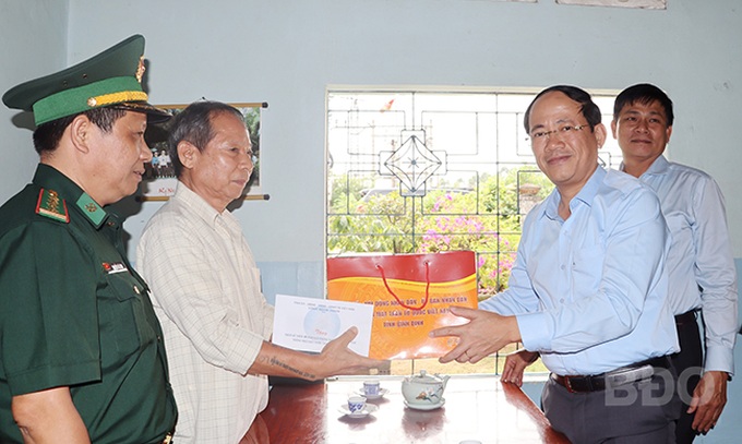 Chủ tịch UBND tỉnh Bình Định Phạm Anh Tuấn thăm hỏi, tặng quà thương binh Bùi Văn Hiếu.