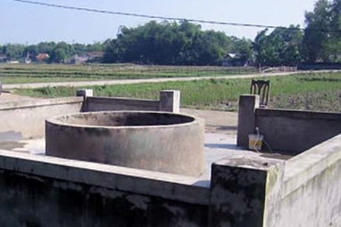 Bé gái 2 tháng tuổi nằm chết dưới giếng làng