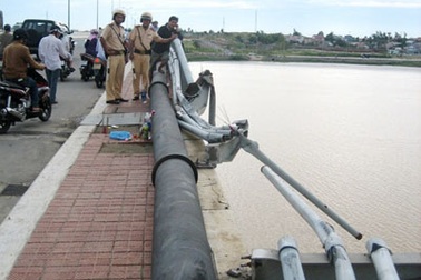 Xe đầu kéo cùng tài xế “bay” qua cầu, lao xuống sông Hàn