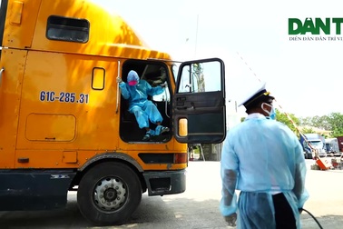 Đổi tài xế tại cửa khẩu Mộc Bài để phòng dịch