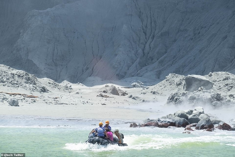 Núi lửa bất ngờ phun trào ở New Zealand, 5 người chết, hơn 20 người nghi mất tích - 9 Núi lửa bất ngờ phun trào ở New Zealand, 5 người chết, hơn 20 người nghi mất tích - 9