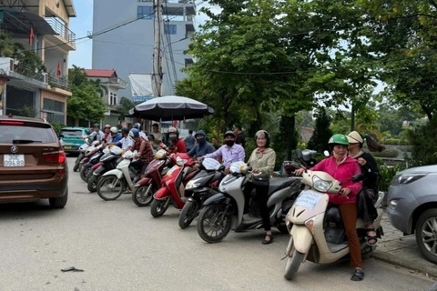 Đường đi triển lãm Quốc gia ùn tắc, người Đông Anh lập đội xe chở miễn phí
