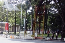  Sập dàn giáo khi treo đèn trang trí, 3 công nhân nhập viện