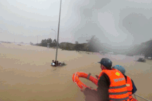 Trung đoàn không quân 910 ứng cứu hơn 500 người bị nước lũ cô lập ở Phú Yên