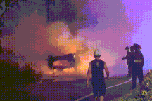 Xe Mercedes lật nhiều vòng rồi cháy dữ dội, 6 người được cứu kịp thời