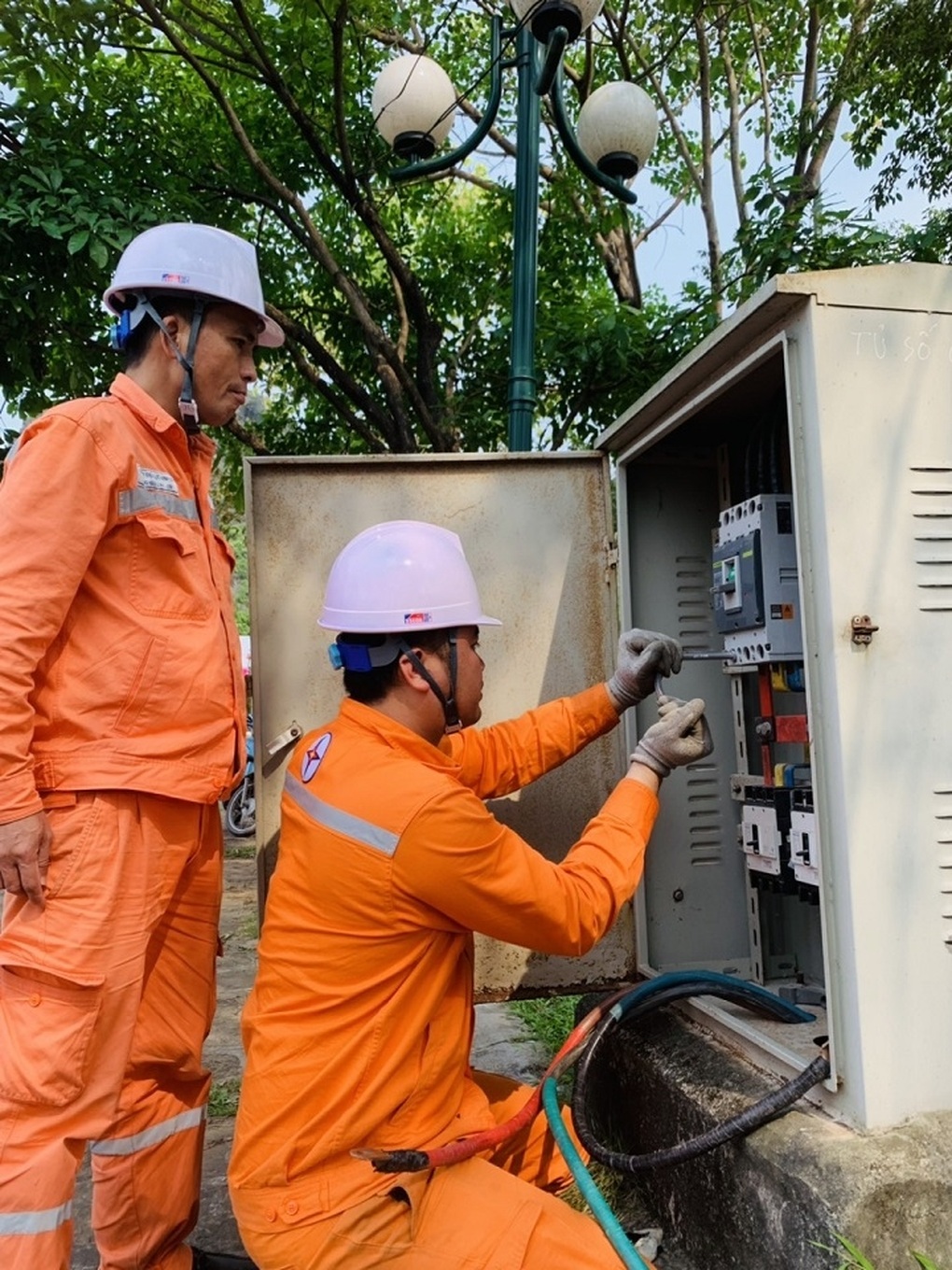 Tổng công ty Điện lực miền Bắc khuyến cáo khách hàng sử dụng điện tiết kiệm - 1 Tổng công ty Điện lực miền Bắc khuyến cáo khách hàng sử dụng điện tiết kiệm - 1