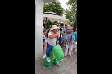 Người cha mặc đồ khủng long đón con gái gây "sốt" mạng