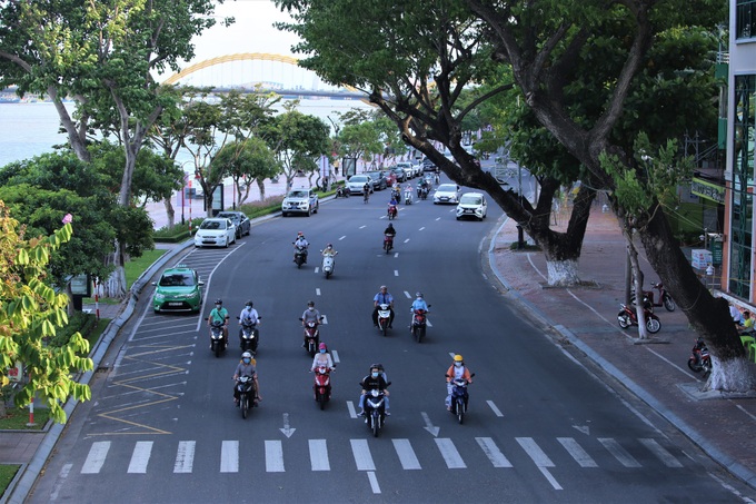 Phố xá, khu vui chơi ở Đà Nẵng nhộn nhịp trong đêm đầu tiên trở lại hoạt động bình thường - Ảnh 2.