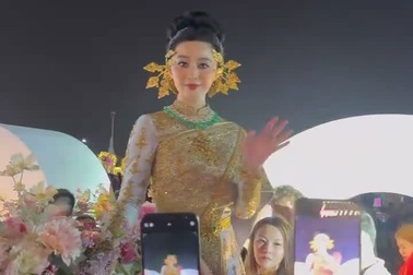 Du khách hò hét khản cổ khi thấy Phạm Băng Băng xuất hiện ở lễ hội té nước