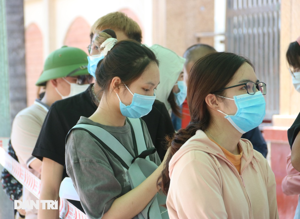 Hàng trăm người chen chân chờ xét nghiệm Covid-19 dịch vụ ở Hà Nội - 9 Hàng trăm người chen chân chờ xét nghiệm Covid-19 dịch vụ ở Hà Nội - 9