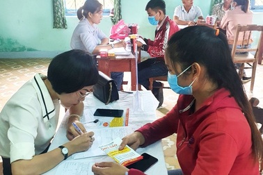 Gần 100 lao động thất nghiệp quay lại sàn giao dịch việc làm tìm việc mới