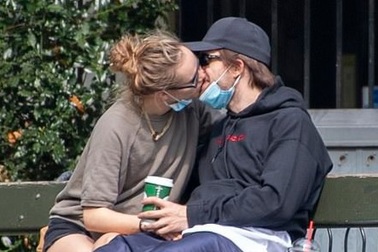 "Ma cà rồng" Robert Pattinson hôn bạn gái ngoài công viên