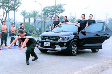 Nữ cảnh sát cơ động vận khí công phá đá, dao kề cổ kéo xe nặng hơn 1 tấn