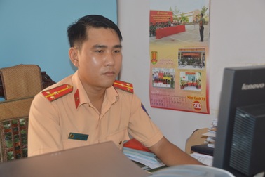 Thượng úy CSGT cứu sống cụ bà đang chìm dần dưới kênh