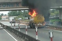 Xe bồn chở nhiên liệu bốc cháy trên cao tốc TPHCM - Trung Lương