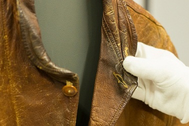 Chiếc áo da cũ được mua lại giá 3,2 tỷ đồng có gì đặc biệt?