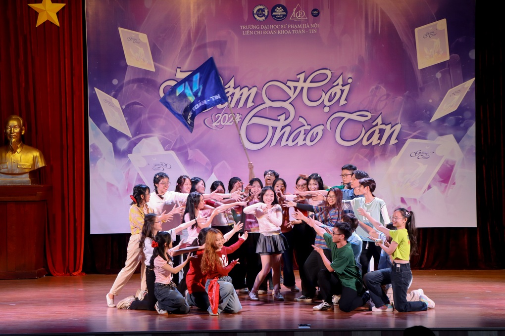 Sinh viên ngành đắt giá nhất trường Sư phạm khoe tài năng nghệ thuật - 2 Sinh viên ngành đắt giá nhất trường Sư phạm khoe tài năng nghệ thuật - 2