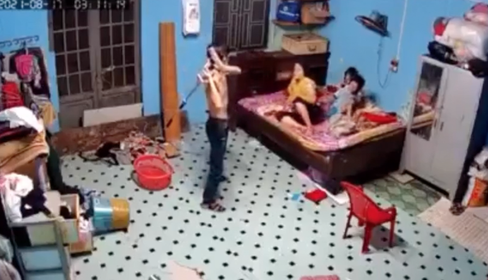 Con cầm cây lau nhà đánh mẹ, dí dao đe dọa để... mượn điện thoại - 1 Con cầm cây lau nhà đánh mẹ, dí dao đe dọa để... mượn điện thoại - 1