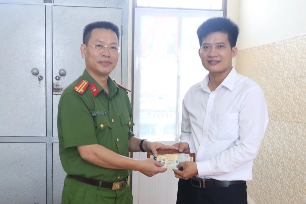 Trung tá Công an Hải Phòng trả lại ví có hơn 11 triệu đồng cho người dân - 1 Trung tá Công an Hải Phòng trả lại ví có hơn 11 triệu đồng cho người dân - 1