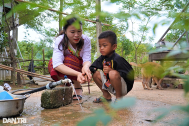 "Nguyên ơi, Ly ơi, dậy đi khai giảng nào các con!"