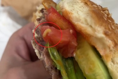 Xôn xao video bánh hamburger nghi có dòi bò lúc nhúc