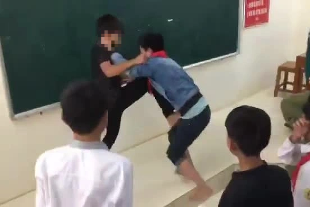 Vụ nam sinh lớp 8 bị đánh hội đồng: Làm rõ trách nhiệm tập thể, cá nhân - 2 Vụ nam sinh lớp 8 bị đánh hội đồng: Làm rõ trách nhiệm tập thể, cá nhân - 2