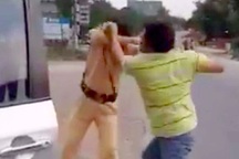 Xin bỏ qua vi phạm không được, rút dao đâm CSGT