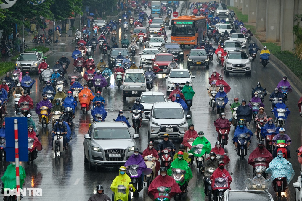 Mưa lớn giờ cao điểm, nhiều tuyến phố Hà Nội ùn tắc - 1 Mưa lớn giờ cao điểm, nhiều tuyến phố Hà Nội ùn tắc - 1