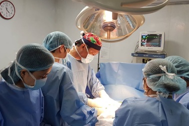 Nỗi khổ của người phụ nữ phải vắt ngực sang 2 bên để ngủ