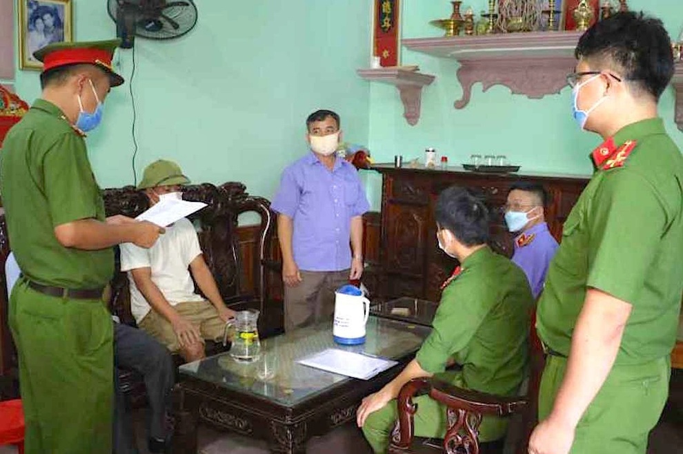 Cơ quan chức năng tống đạt các quyết định (Ảnh: Trọng Tuấn). Cơ quan chức năng tống đạt các quyết định (Ảnh: Trọng Tuấn).