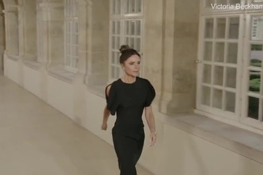 Victoria Beckham xuất hiện ở cuối buổi trình diễn thời trang